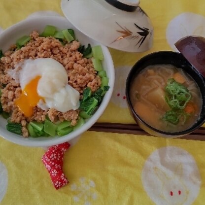 こんばんわ！温玉とろ〜りと、そぼろに合いますね^^茹でたみじん切り小松菜を添えました。豚汁と伴に！とってもおいしかったです^^ごちそうさまでした(*^_^*)